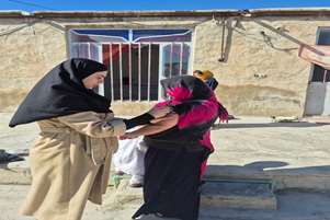 پیگیری و اجرای طرح واکسیناسیون درب منزل توسط بهورزان خانه بهداشت باغان